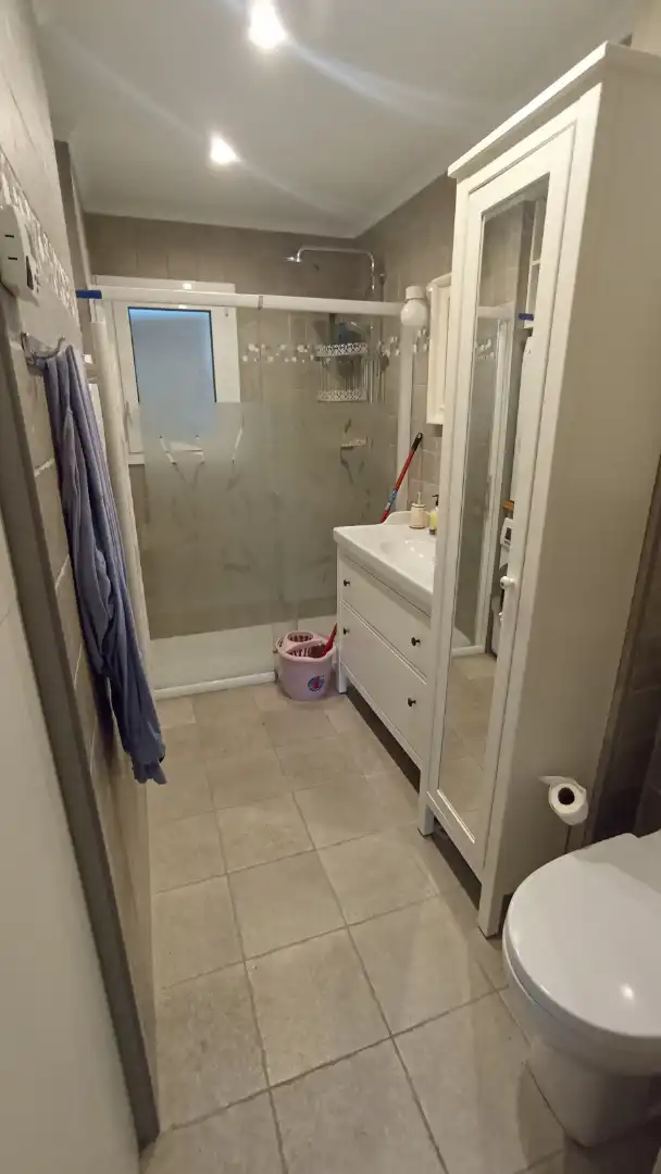 Badezimmer von Wohnung zum Verkauf in Empuriabrava mit Klimaanlage, Heizung und Möbliert