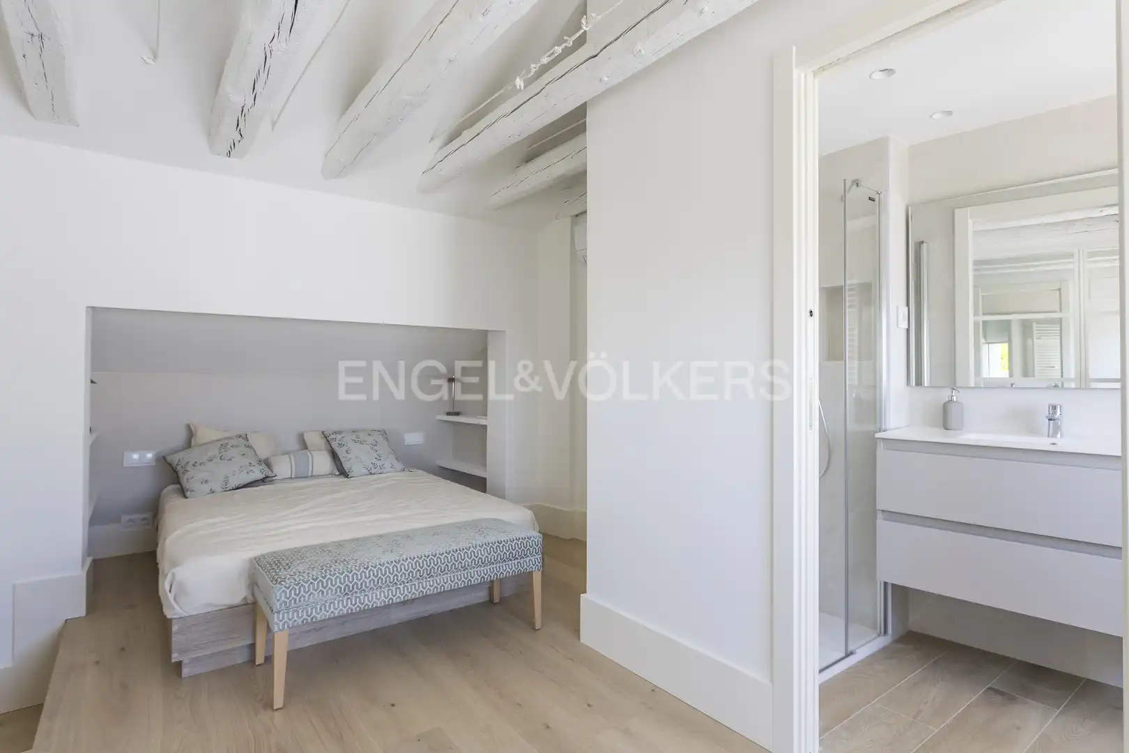 Schlafzimmer von Dachboden zur Miete in Madrid mit Klimaanlage, Heizung und Terrasse