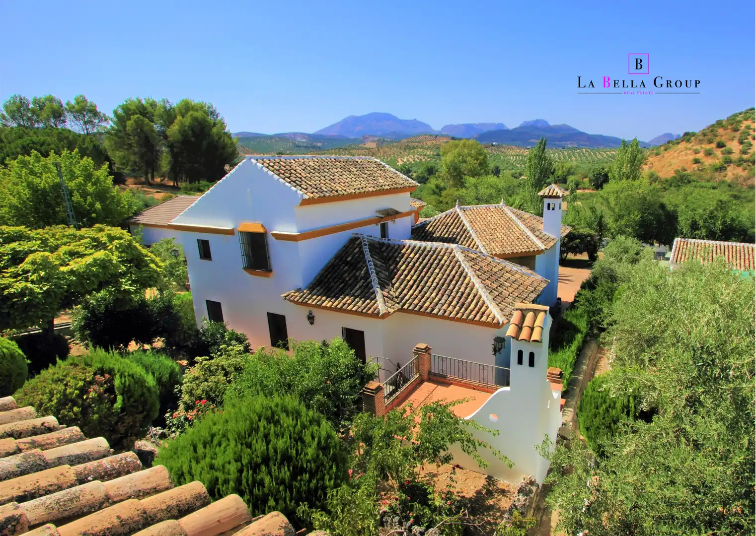 Casa amb terrassa en venda a Calle Jardines
