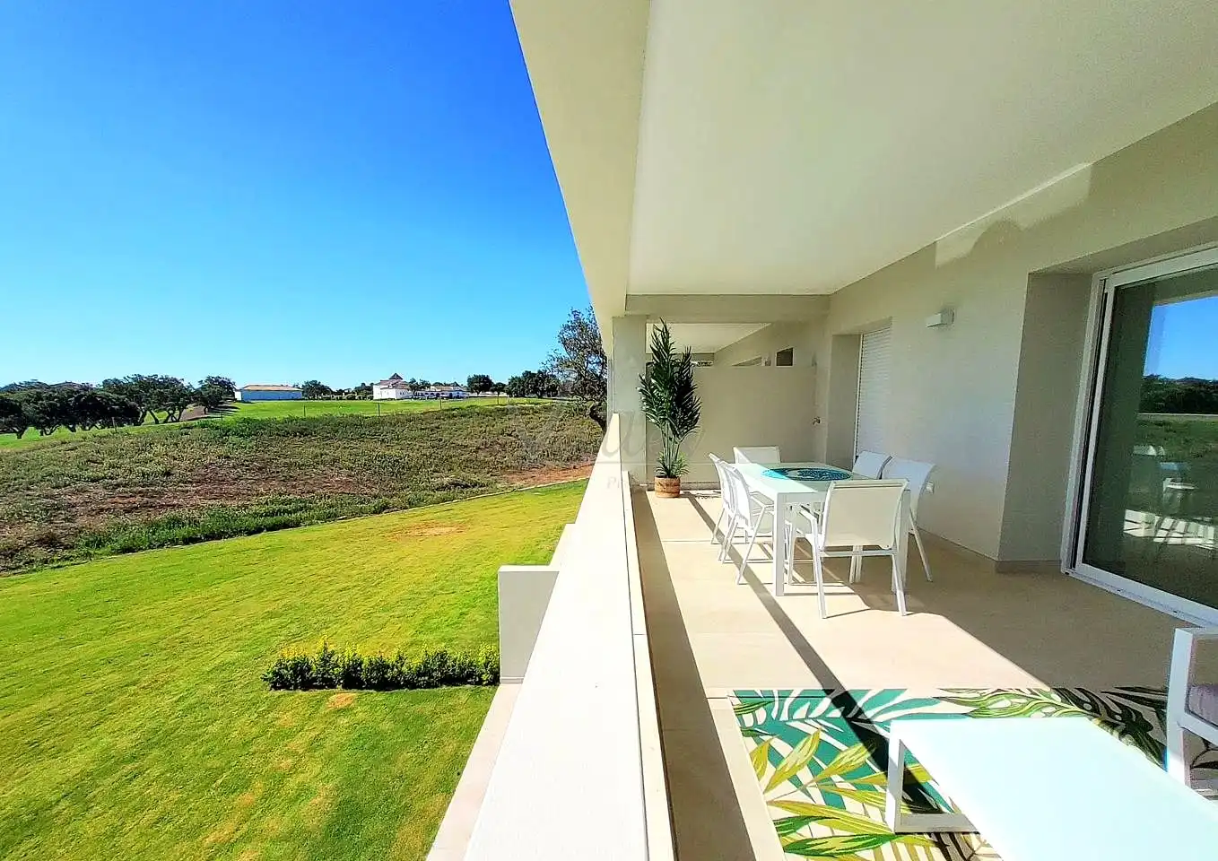 Terrasse von Wohnungen zum Verkauf in Sotogrande mit Klimaanlage, Terrasse und Möbliert