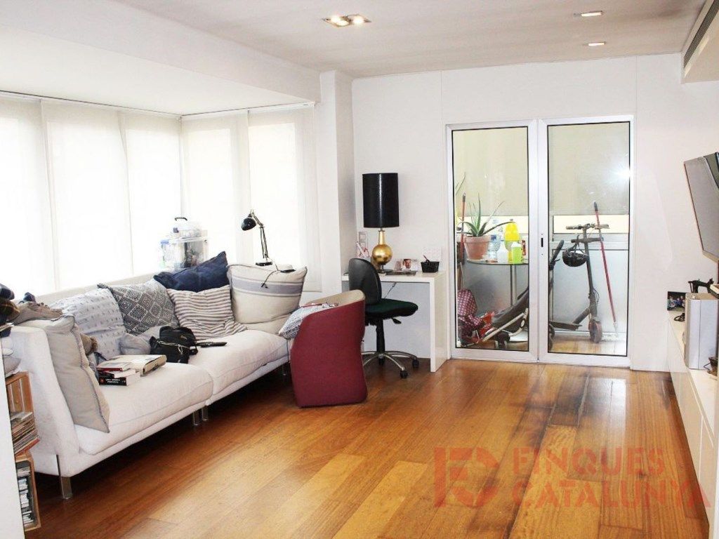 Sala d'estar de Pis en venda en Girona Capital amb Aire condicionat i Terrassa