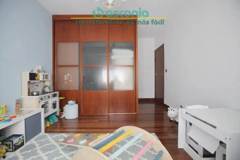 Habitación de Piso en venta en Basauri  con Amueblado y Balcón