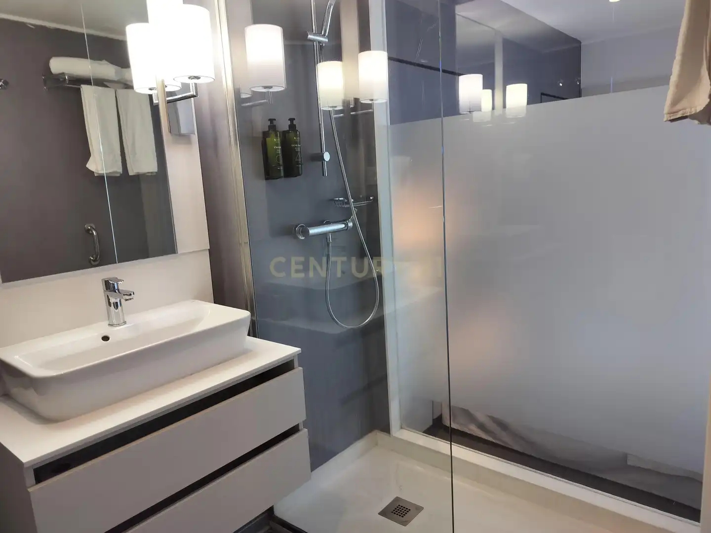 Bathroom of Study for sale in Fuengirola  with Air Conditioner and TV