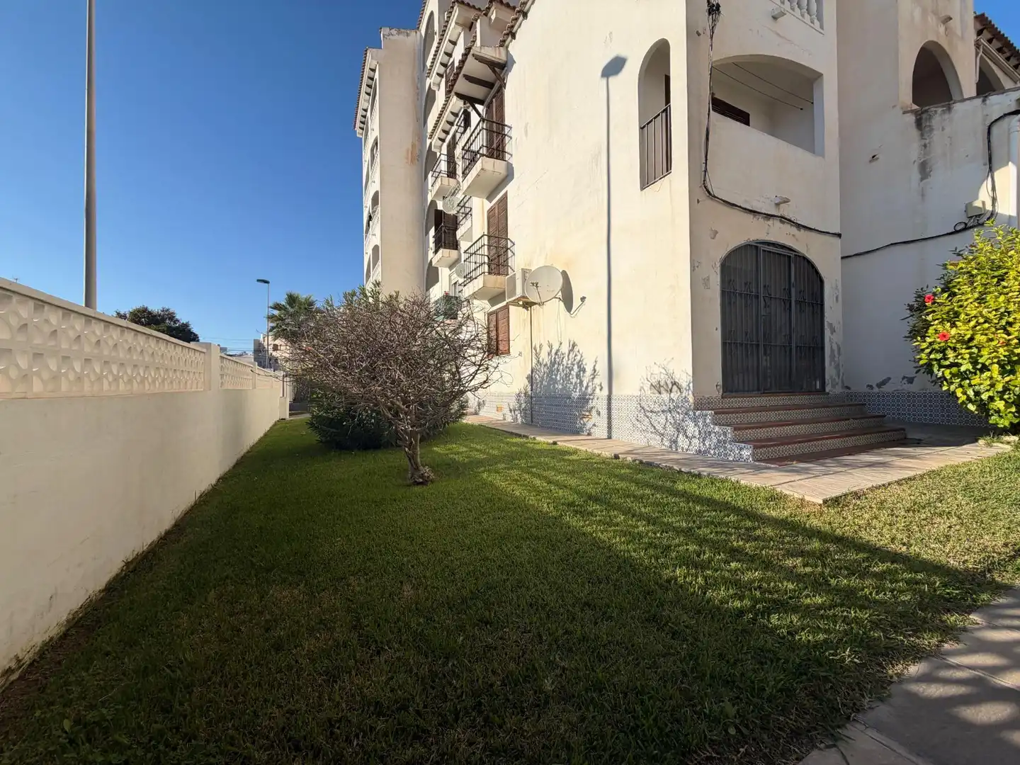 Außenansicht von Wohnungen zur Miete in Torrevieja mit Privatgarten, Terrasse und Möbliert