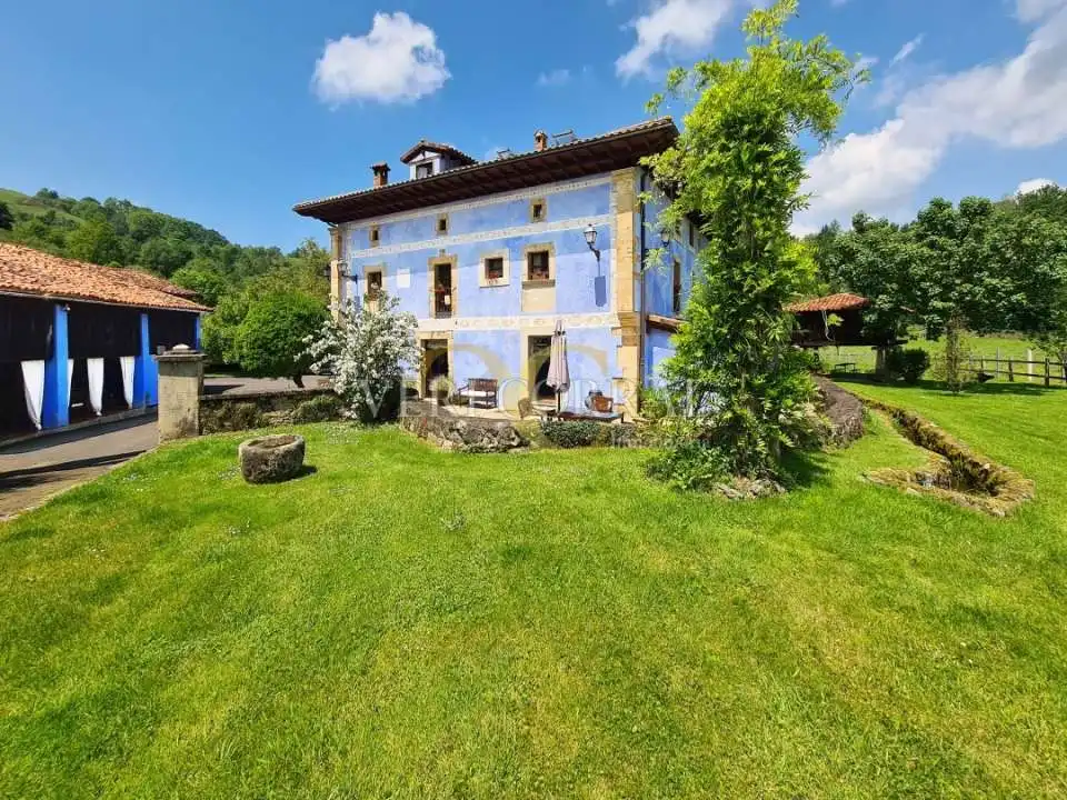 Exterior view of Buildings for sale in Cangas de Onís