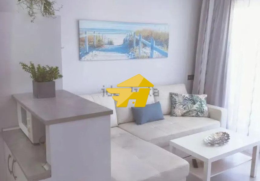 Sala d'estar de Àtic de lloguer en Benalmádena amb Aire condicionat, Jardí privat i Piscina