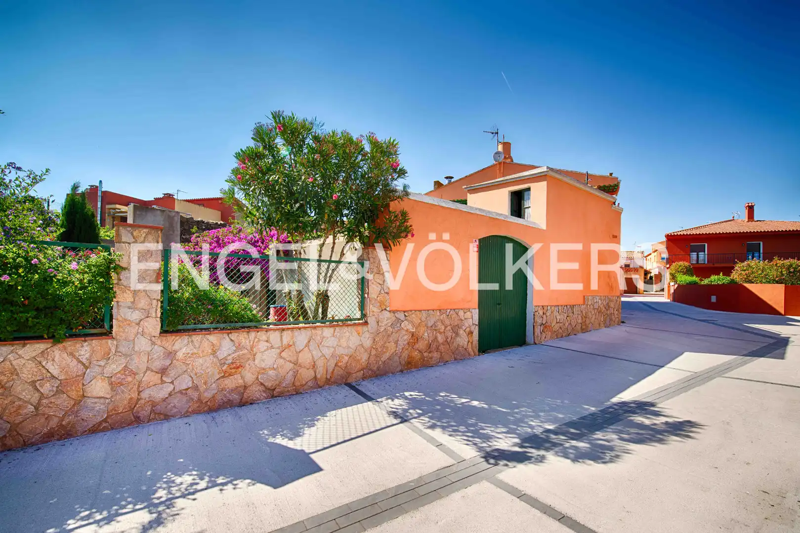 Vista exterior de Casa adosada en venta en Garriguella con Calefacción, Jardín privado y Terraza