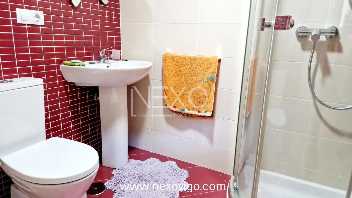 Baño de Casa adosada en venta en Cangas  con Calefacción, Trastero y Amueblado