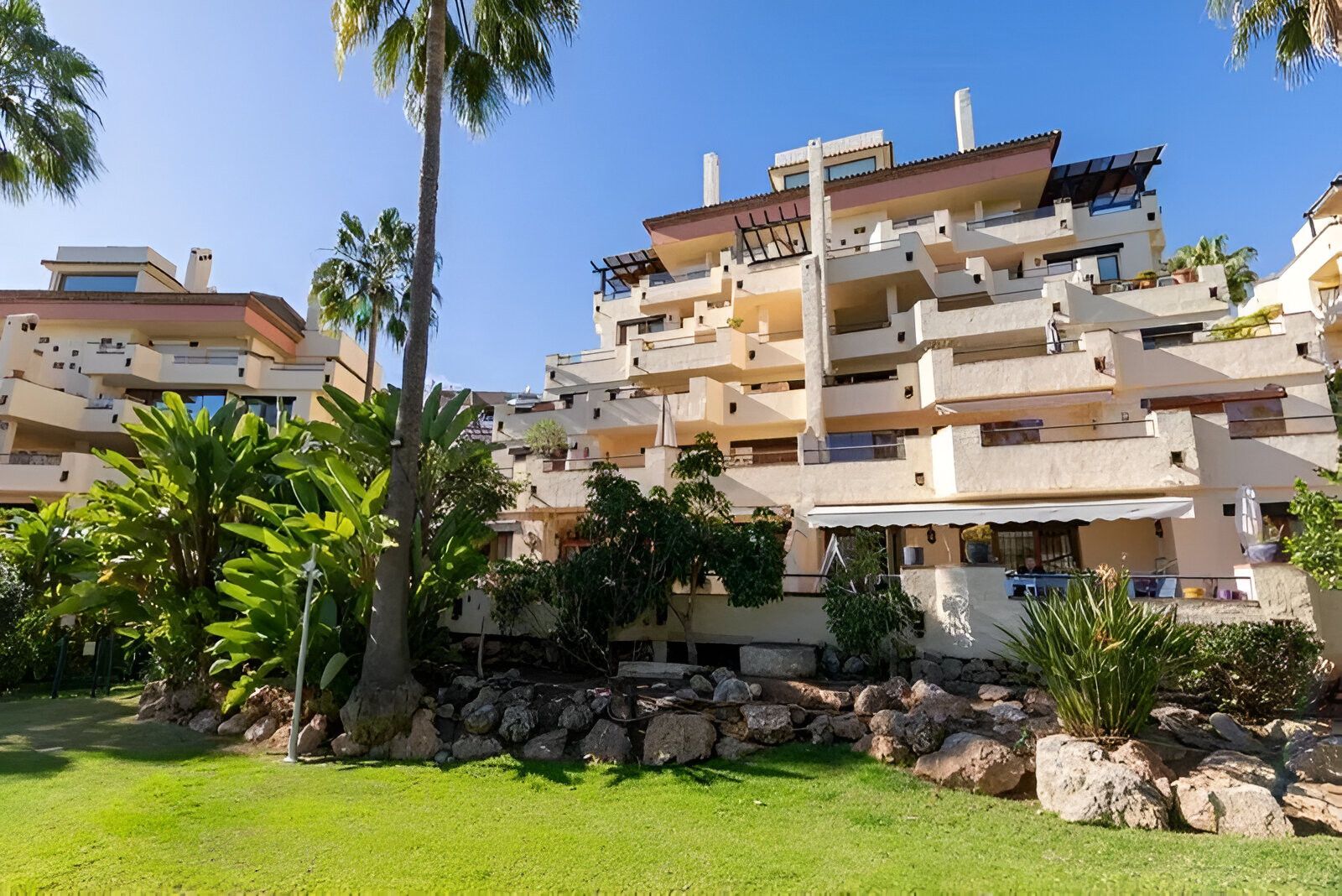 Vista exterior de Planta baixa en venda en Marbella amb Aire condicionat, Terrassa i Piscina