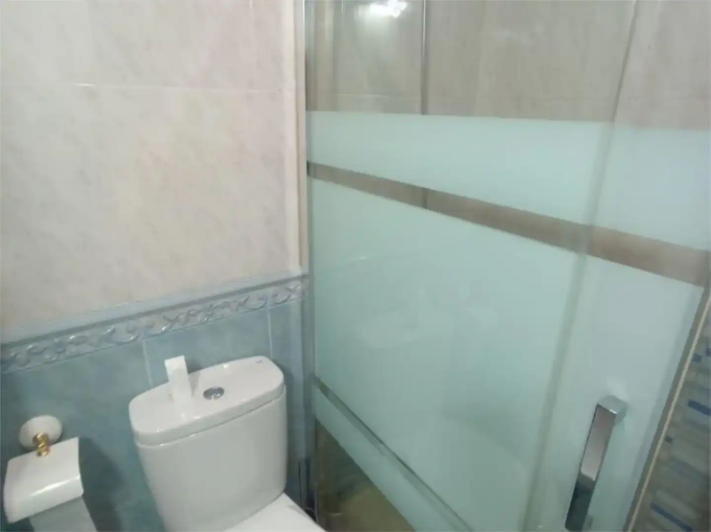 Badezimmer von Wohnung zur Miete in Cabra mit Klimaanlage und Balkon