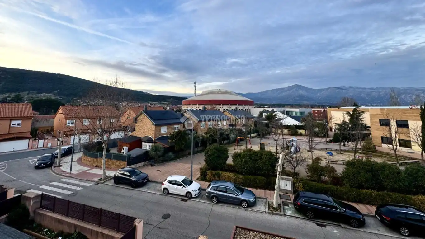Vista exterior de Casa adosada en venda en Moralzarzal amb Calefacció, Terrassa i Piscina comunitària