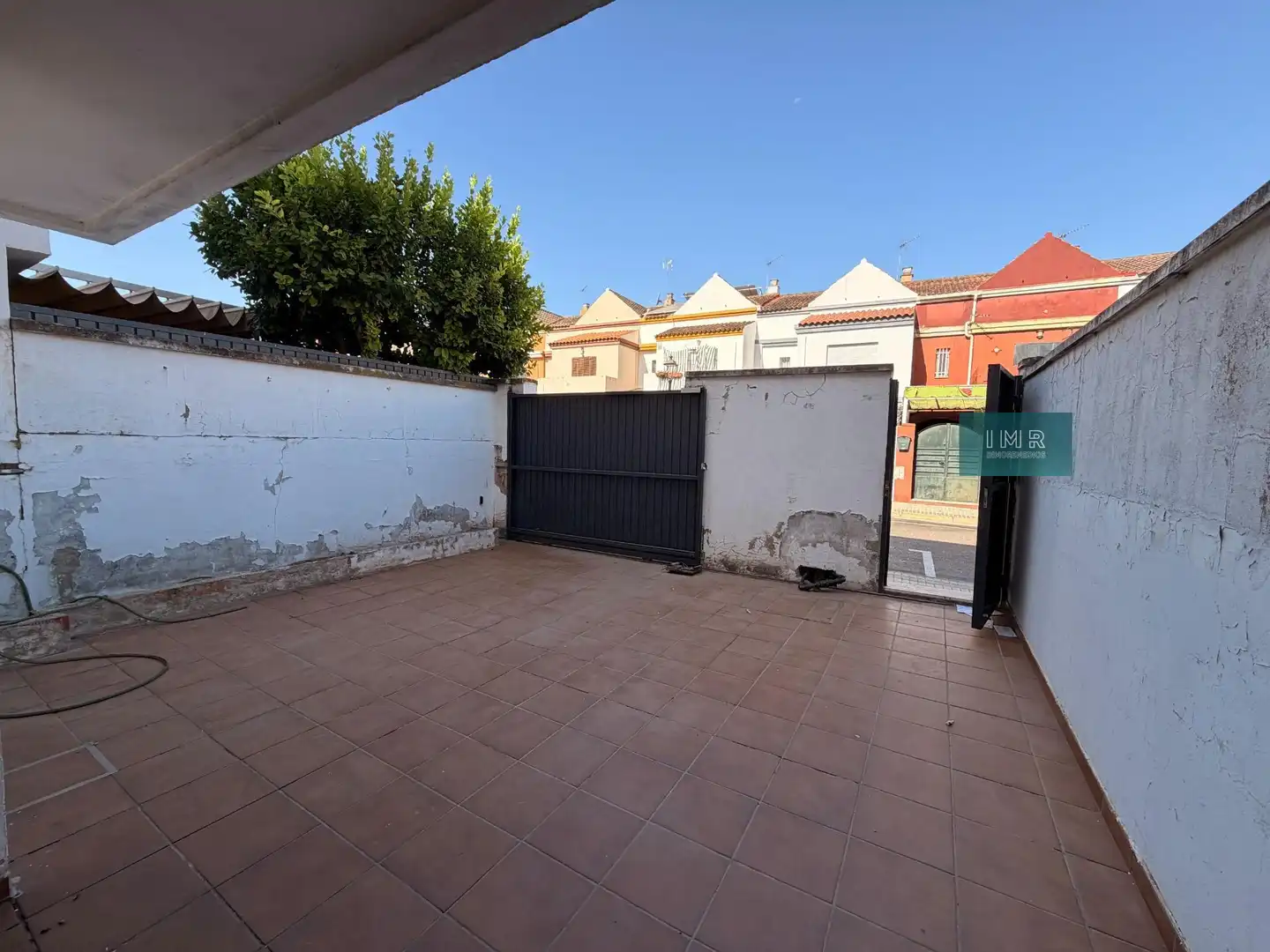 Terrasse von Einfamilien-Reihenhaus zum Verkauf in Bormujos mit Privatgarten