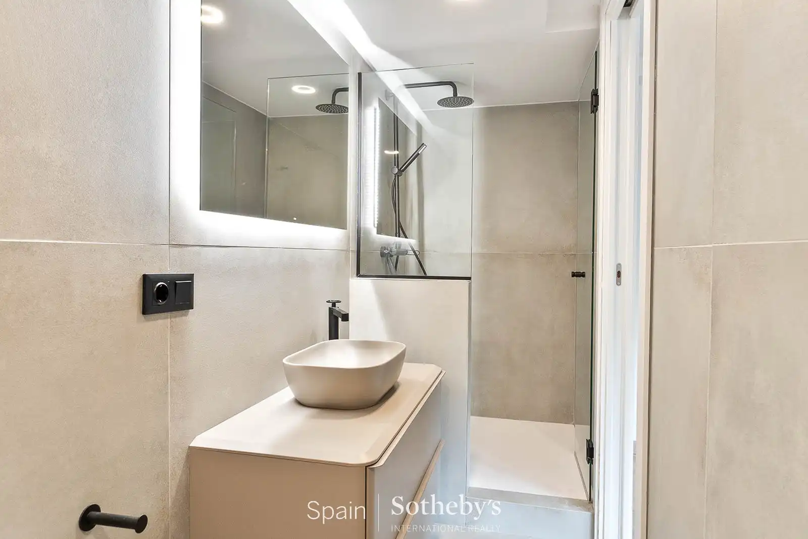 Bany de Casa o xalet en venda en Navata amb Aire condicionat, Jardí privat i Terrassa