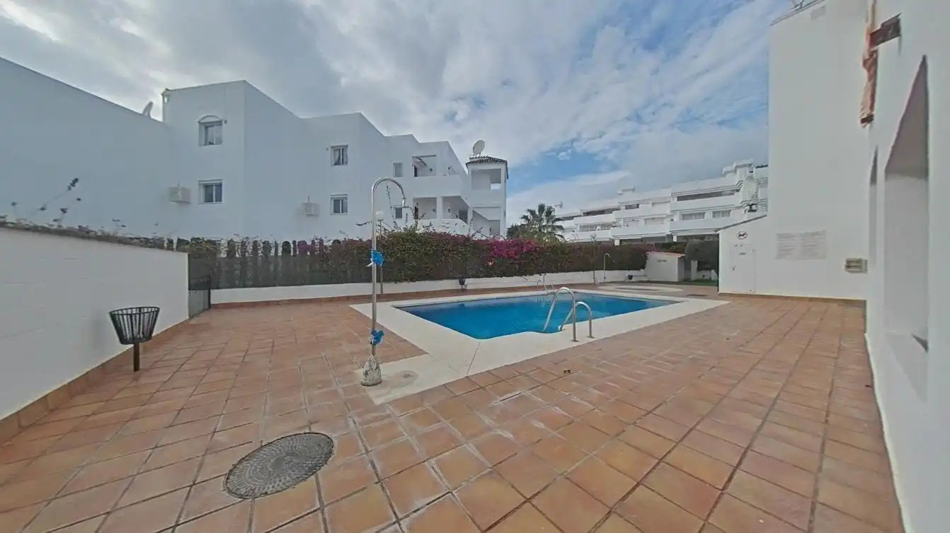 Vista exterior de Pis en venda en Estepona amb Piscina