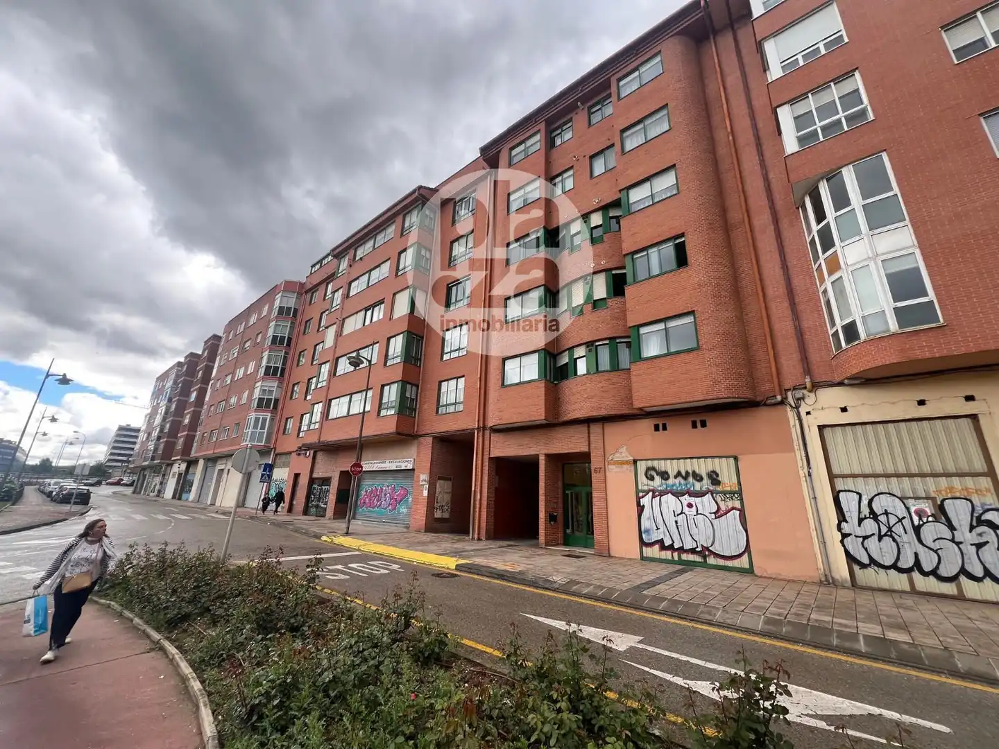 Vista exterior de Piso de alquiler en Burgos Capital con Calefacción, Terraza y Trastero