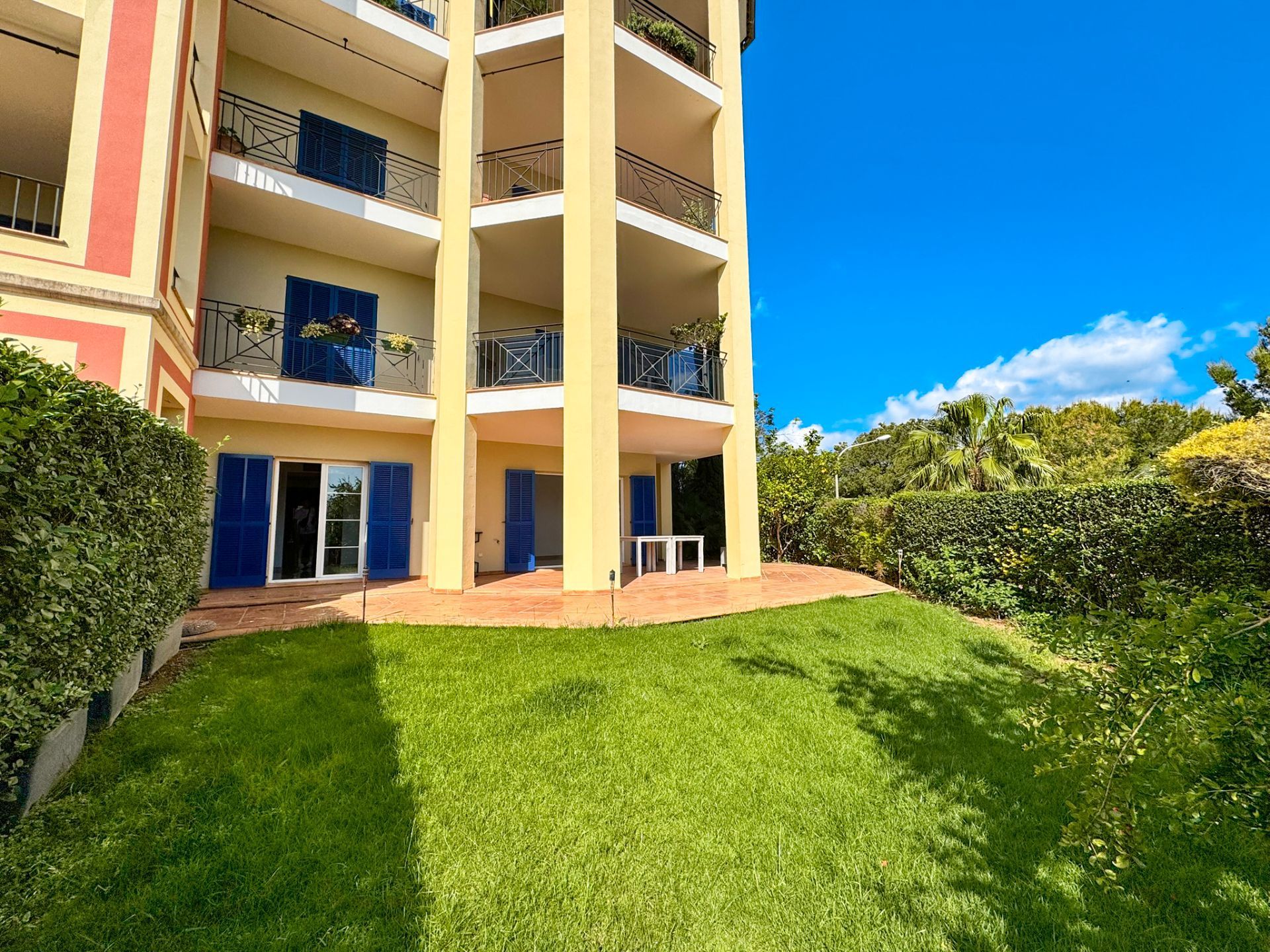 Vista exterior de Apartament en venda en Calvià amb Aire condicionat, Calefacció i Jardí privat