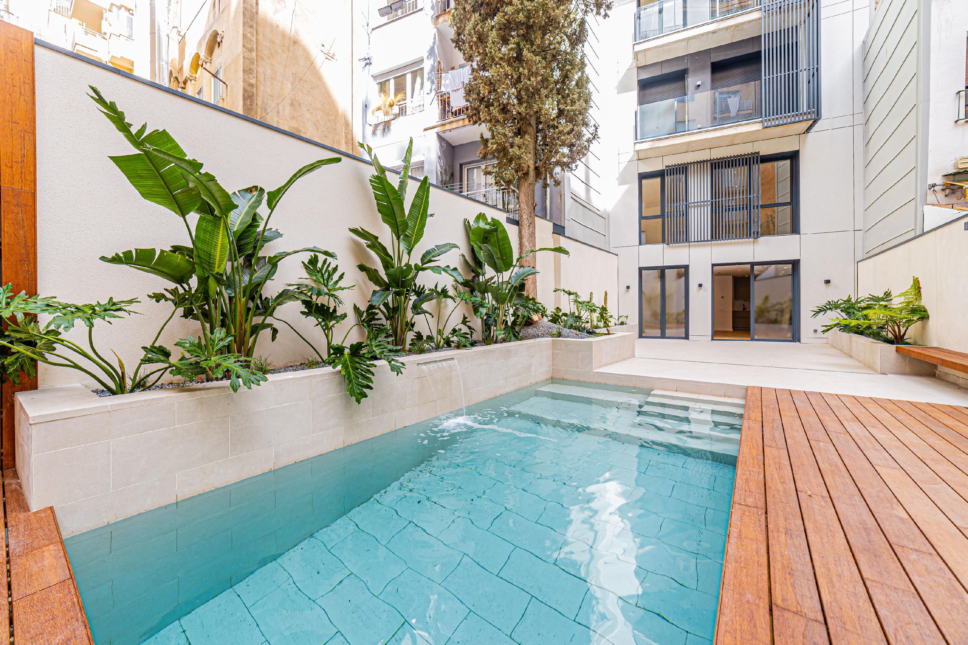 Swimming pool of Duplex for sale in  Barcelona Capital  with Private garden and Swimming Pool