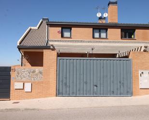 Vista exterior de Casa adosada en venda en Campo Real amb Aire condicionat, Calefacció i Jardí privat