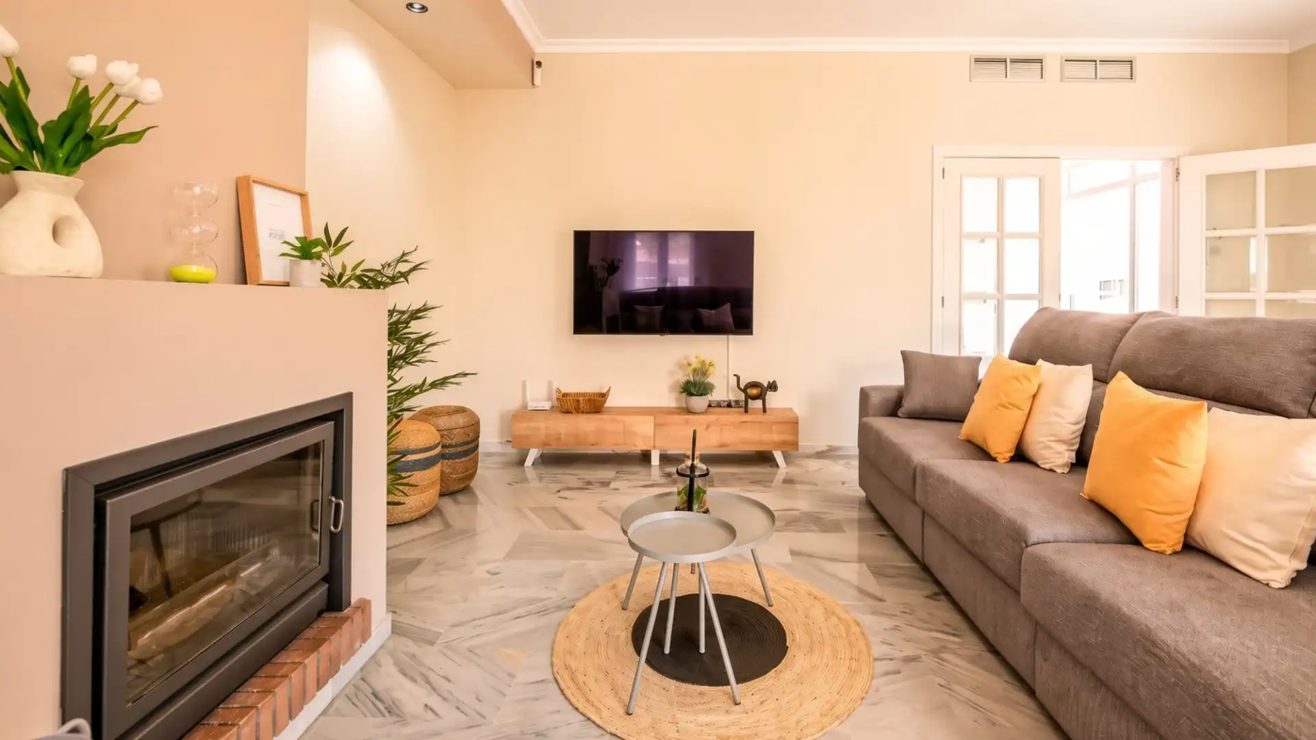 Sala d'estar de Casa adosada en venda en Marbella amb Aire condicionat, Jardí privat i Terrassa