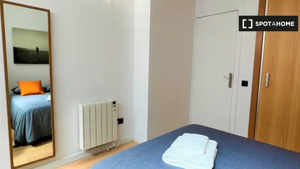Dormitori de Pis de lloguer en Barcelona amb Aire condicionat, Calefacció i Moblat