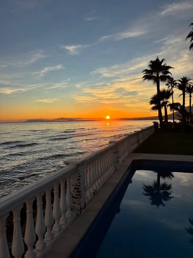 Vista exterior de Casa o xalet de lloguer en Estepona amb Aire condicionat, Jardí privat i Terrassa