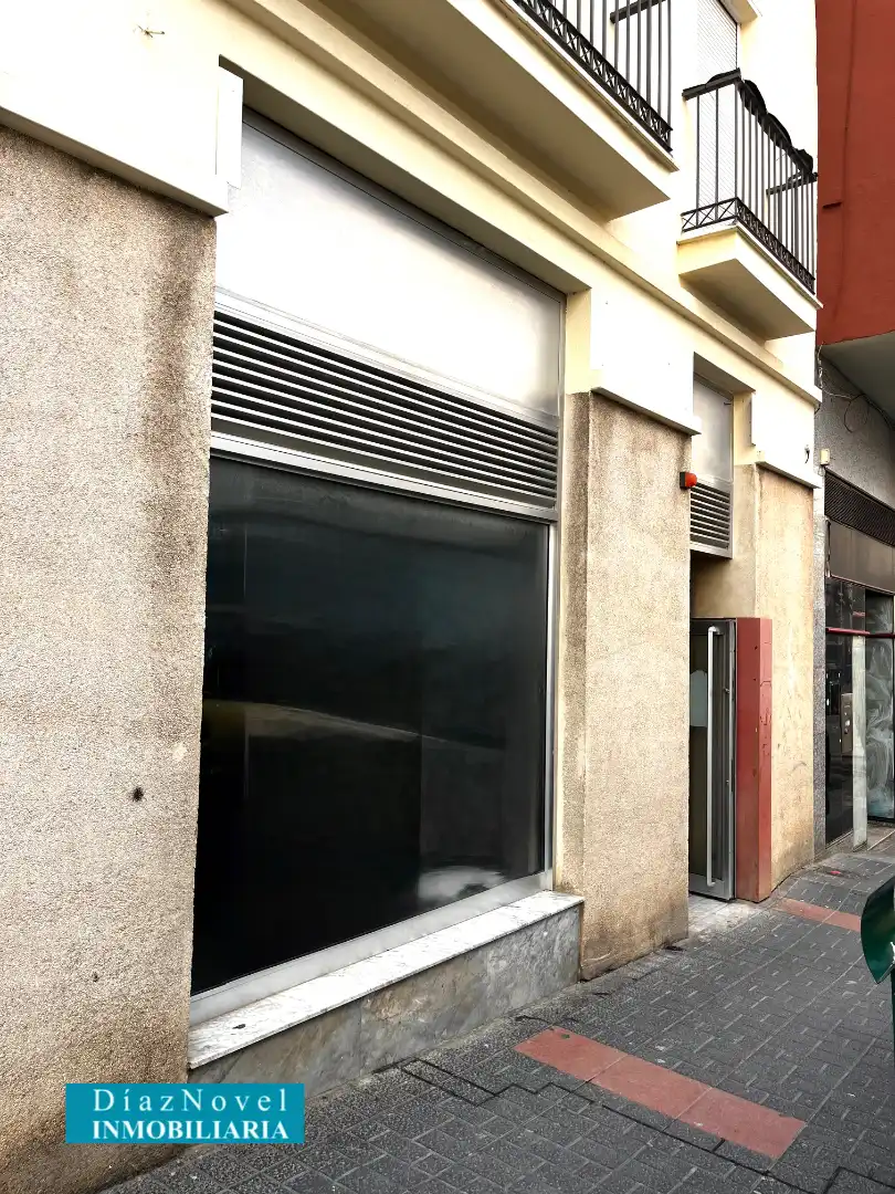 Vista exterior de Local en venda en Vélez-Málaga amb Aire condicionat