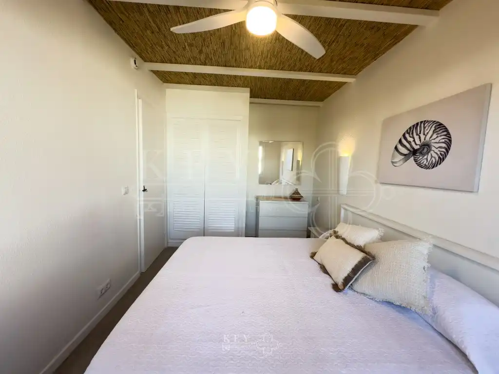 Dormitori de Apartament en venda en Ciutadella de Menorca amb Aire condicionat, Jardí privat i Piscina
