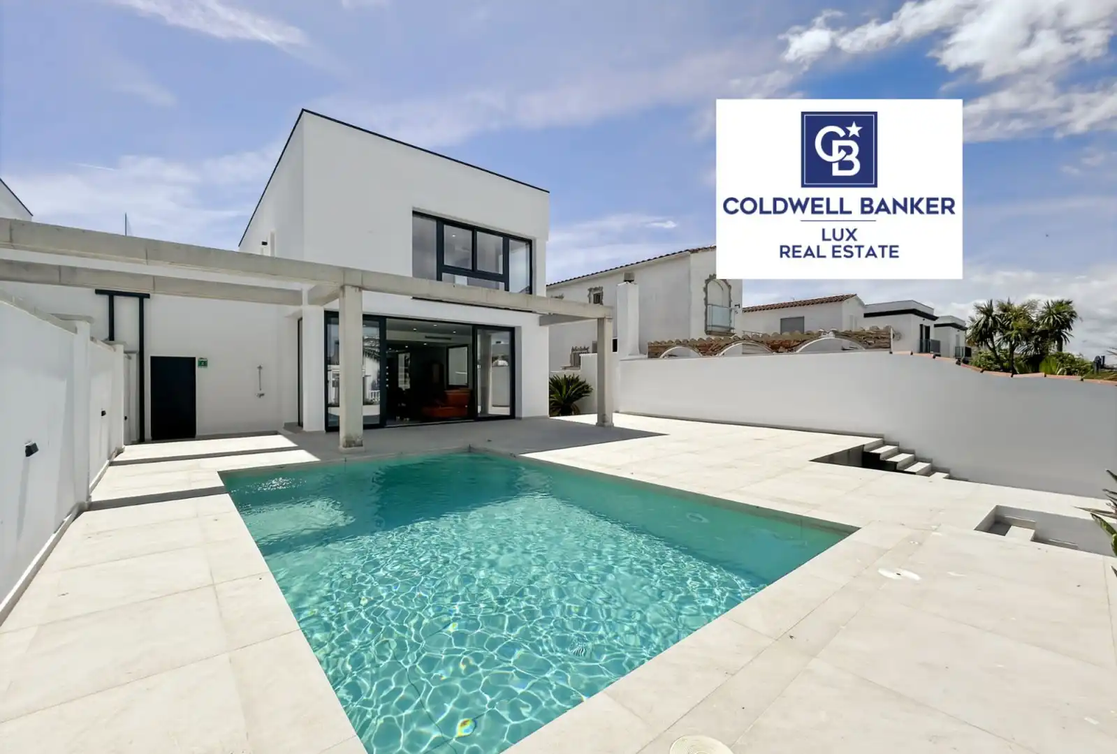Schwimmbecken von Einfamilien-Reihenhaus zum Verkauf in Empuriabrava mit Klimaanlage, Heizung und Schwimmbad