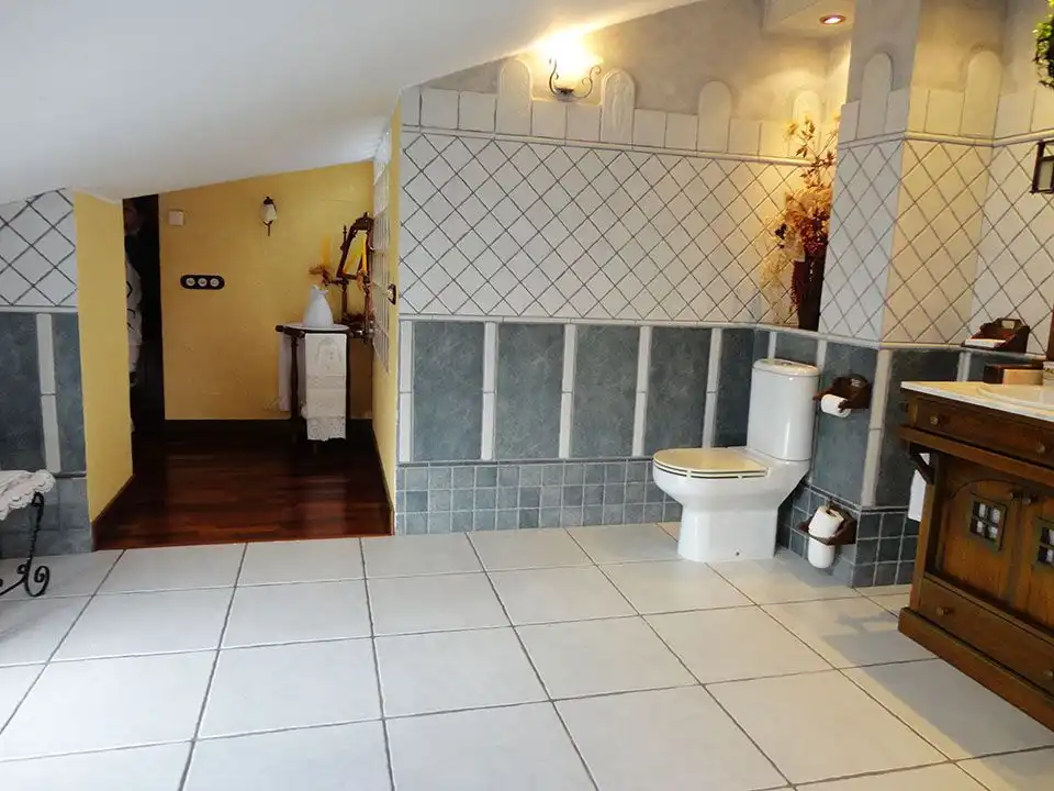 Bany de Casa adosada en venda en Riocavado de la Sierra amb Calefacció, Traster i Moblat