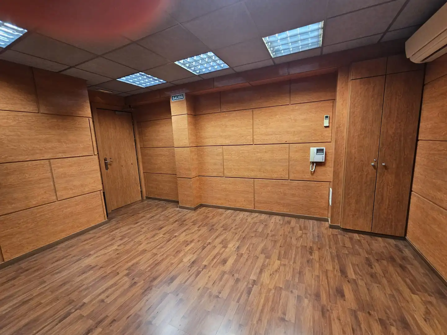 Büro zur Miete in Barcelona mit Klimaanlage und Balkon