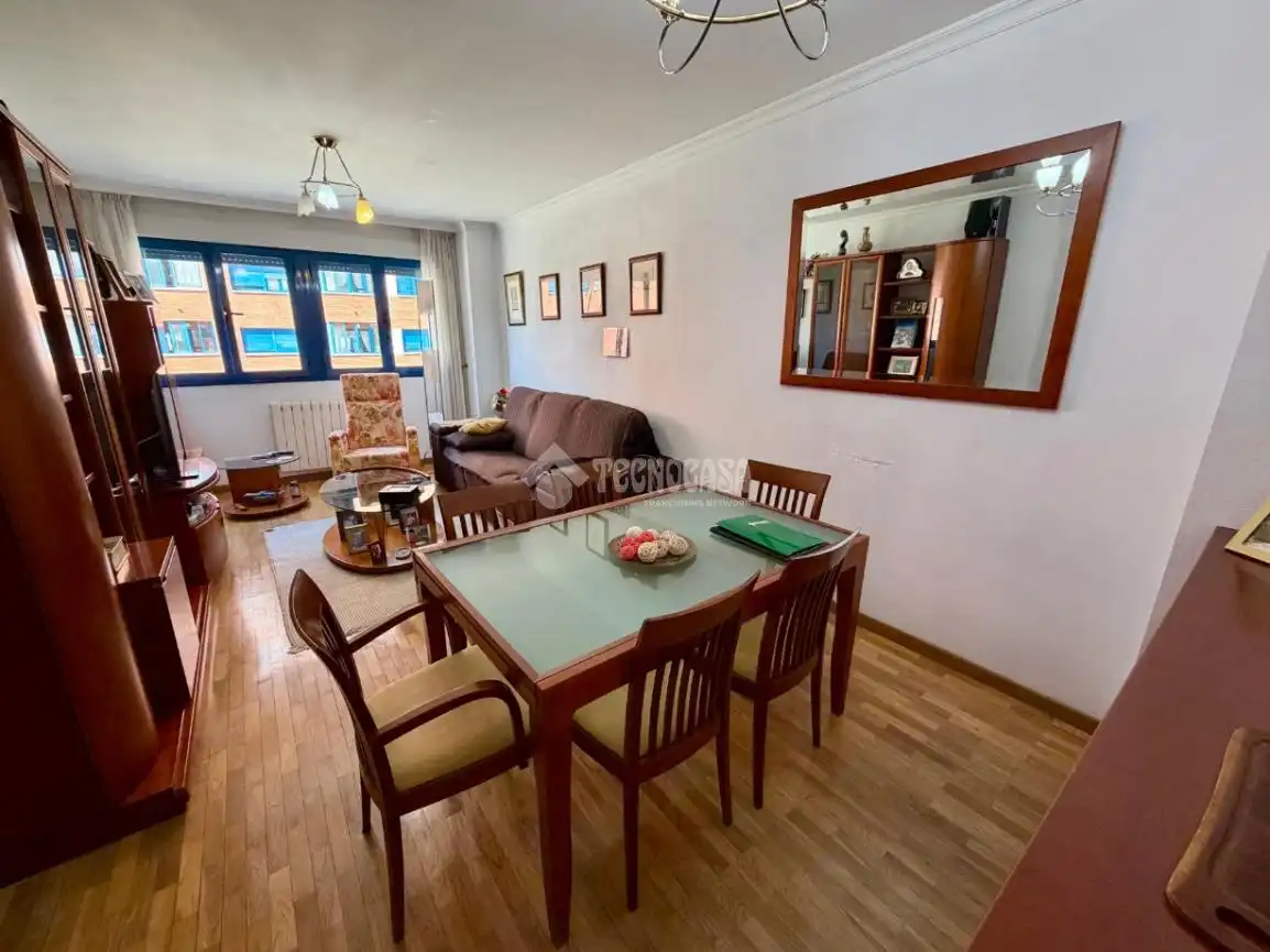 Sala d'estar de Pis en venda en León Capital  amb Calefacció, Parquet i Terrassa