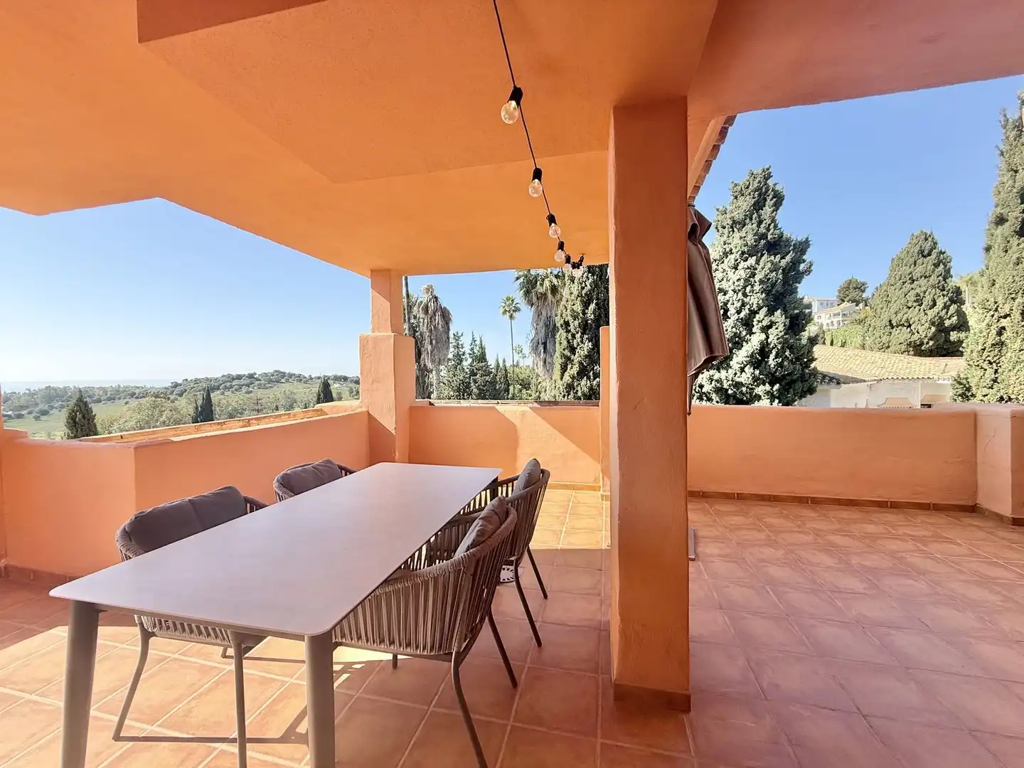 Terrasse von Dachboden zum Verkauf in Benahavís mit Klimaanlage, Terrasse und Möbliert