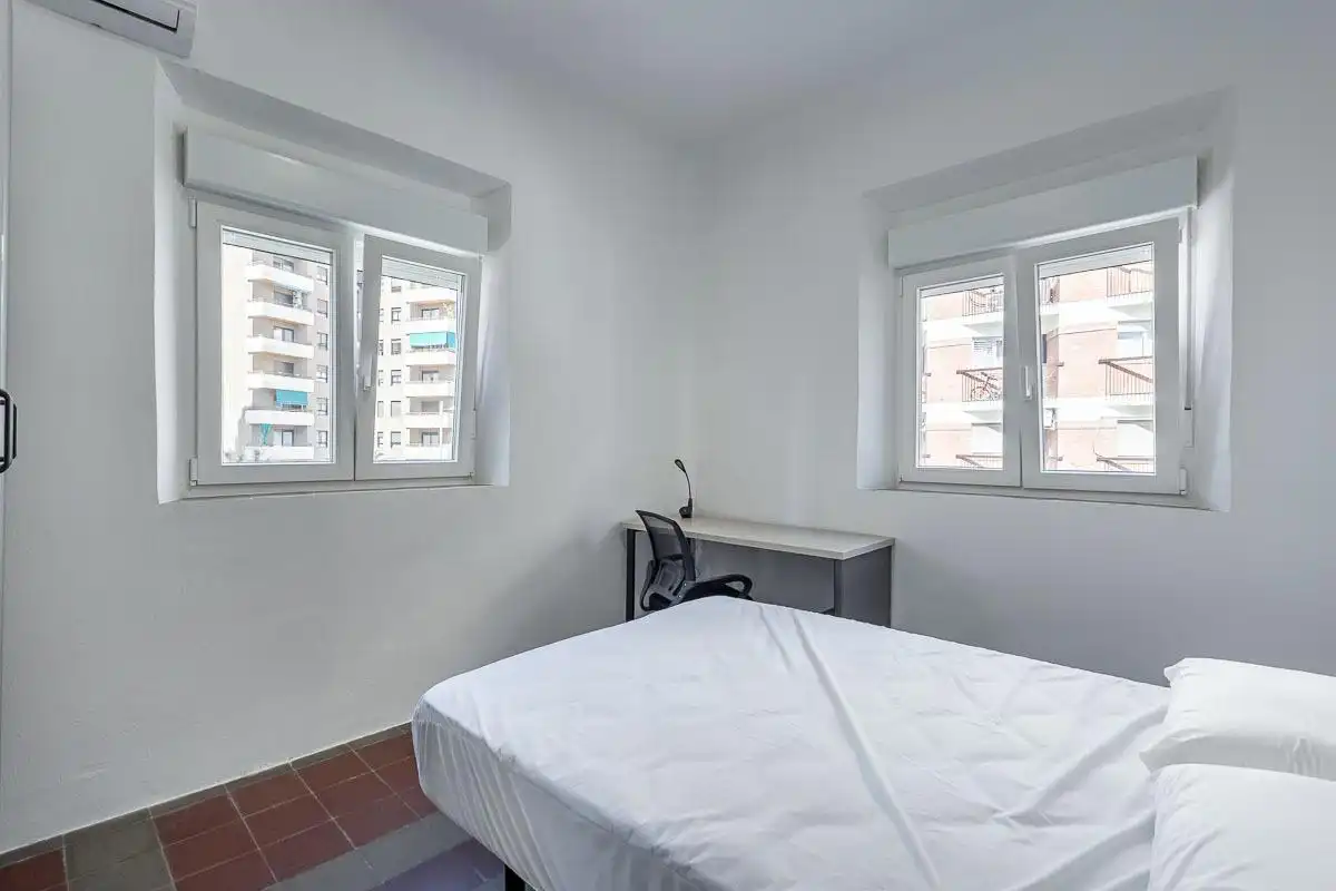 Habitación de Piso de alquiler en Granada con Aire acondicionado, Amueblado y Balcón
