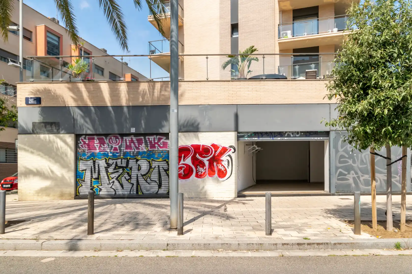 Vista exterior de Local en venda en Badalona