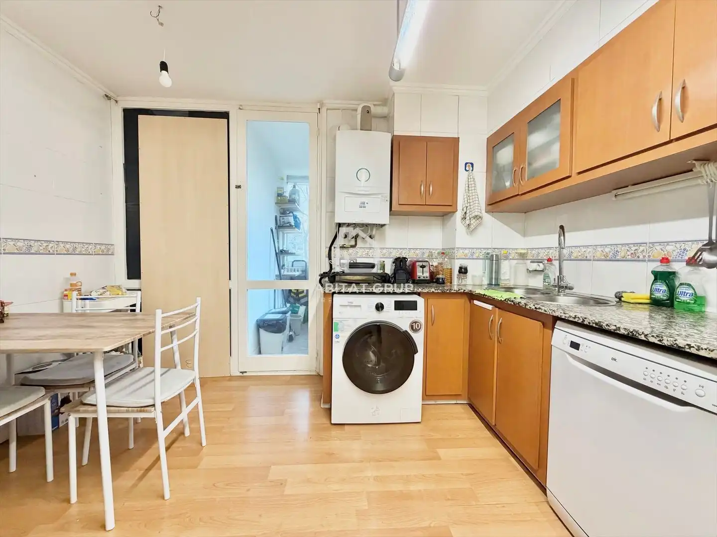 Küche von Wohnung zum Verkauf in Girona mit Heizung, Privatgarten und Abstellraum
