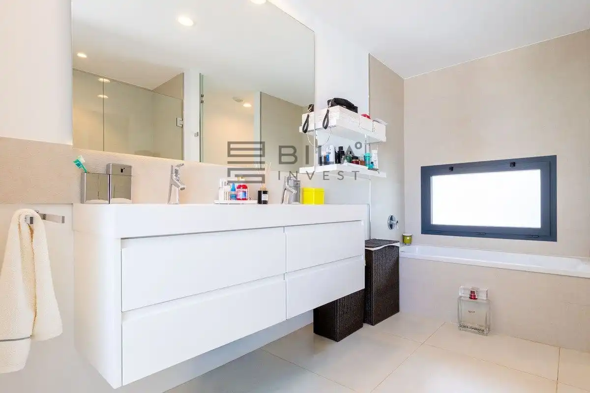 Bathroom of Attic for sale in Fuengirola  with Air Conditioner, Terrace and Storage room