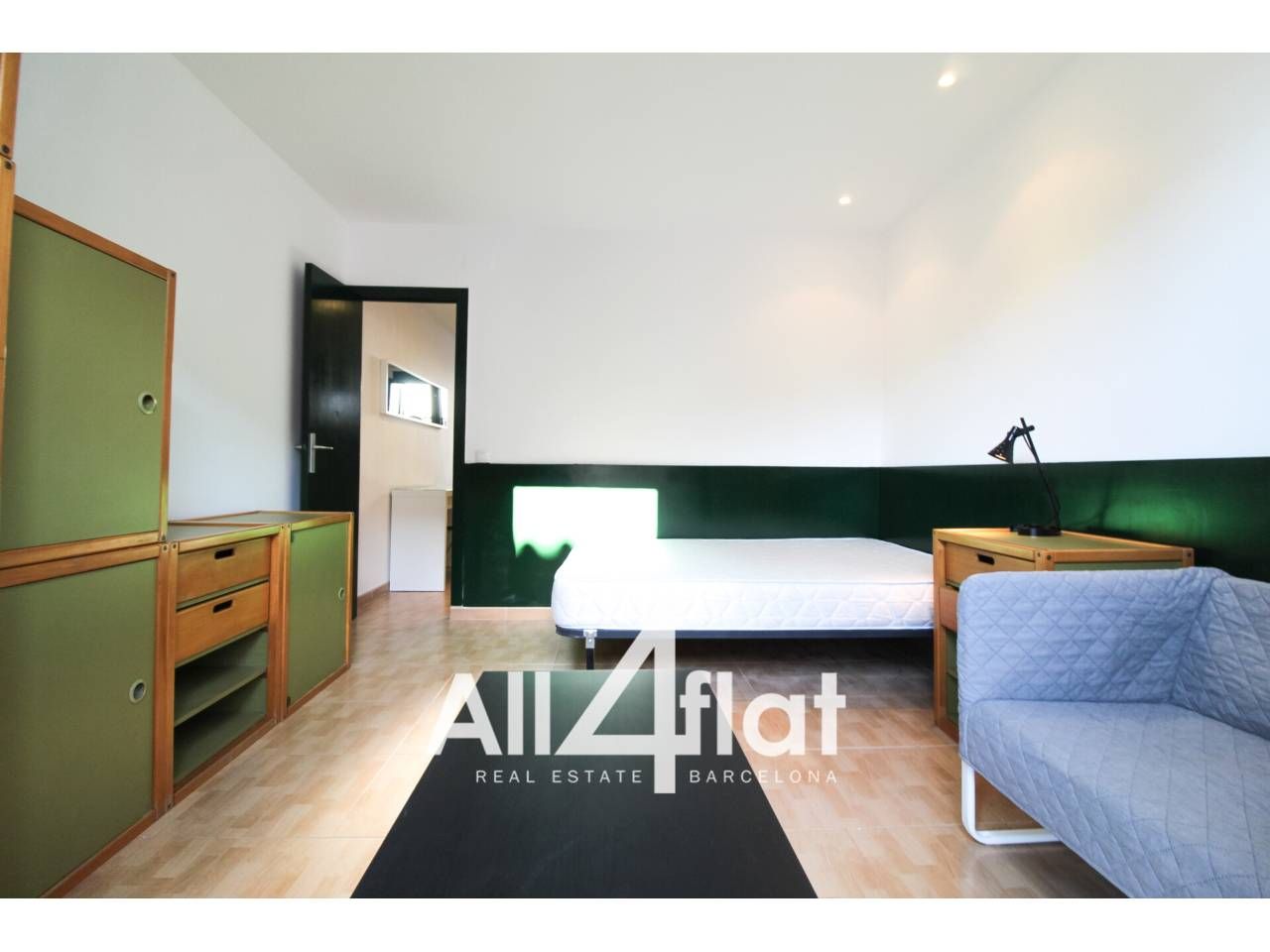 Dormitori de Pis en venda en  Barcelona Capital amb Moblat i Balcó