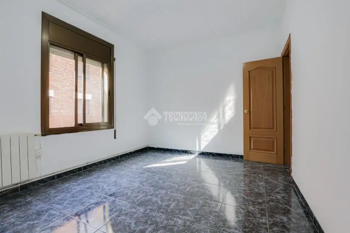 Habitación de Casa adosada en venta en Montcada i Reixac con Calefacción y Balcón
