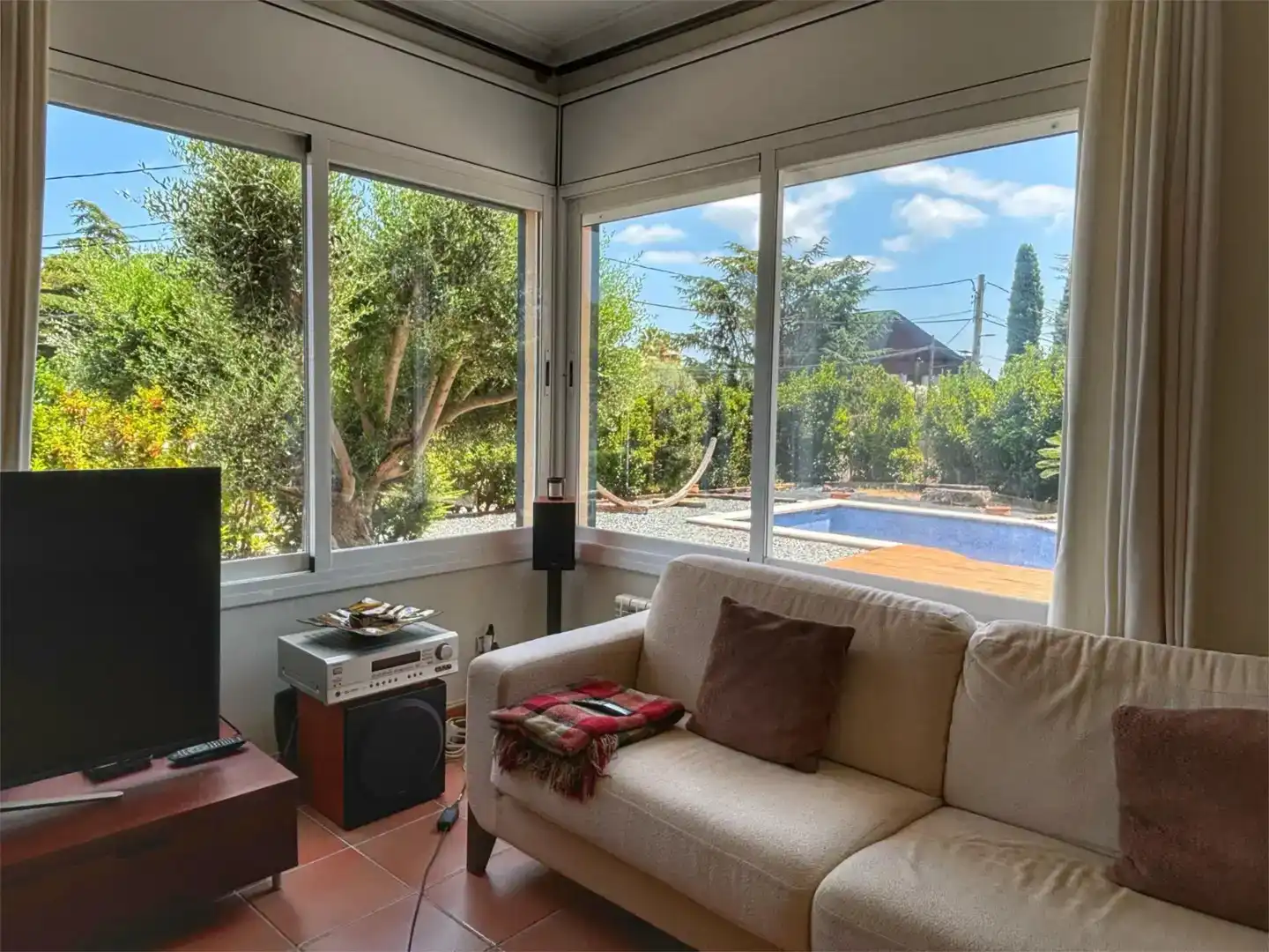 Sala d'estar de Casa o xalet en venda en Corbera de Llobregat, Barcelona