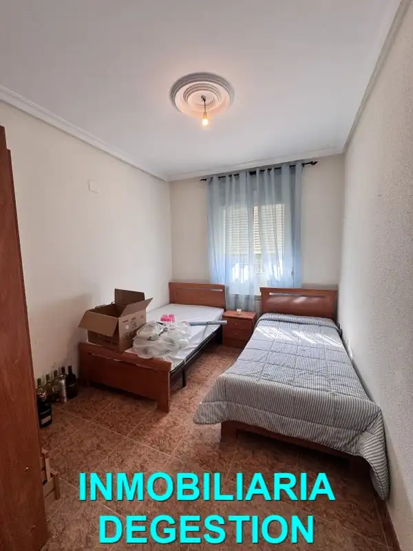 Dormitori de Casa o xalet en venda en Linares amb Aire condicionat, Jardí privat i Piscina