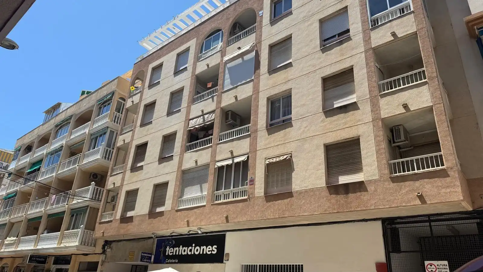 Vista exterior de Piso en venta en Torrevieja con Terraza y Piscina comunitaria