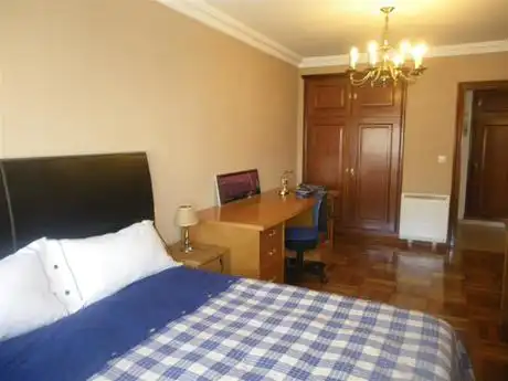 Habitación de Piso de alquiler en Vigo  con Calefacción, Parquet y Amueblado