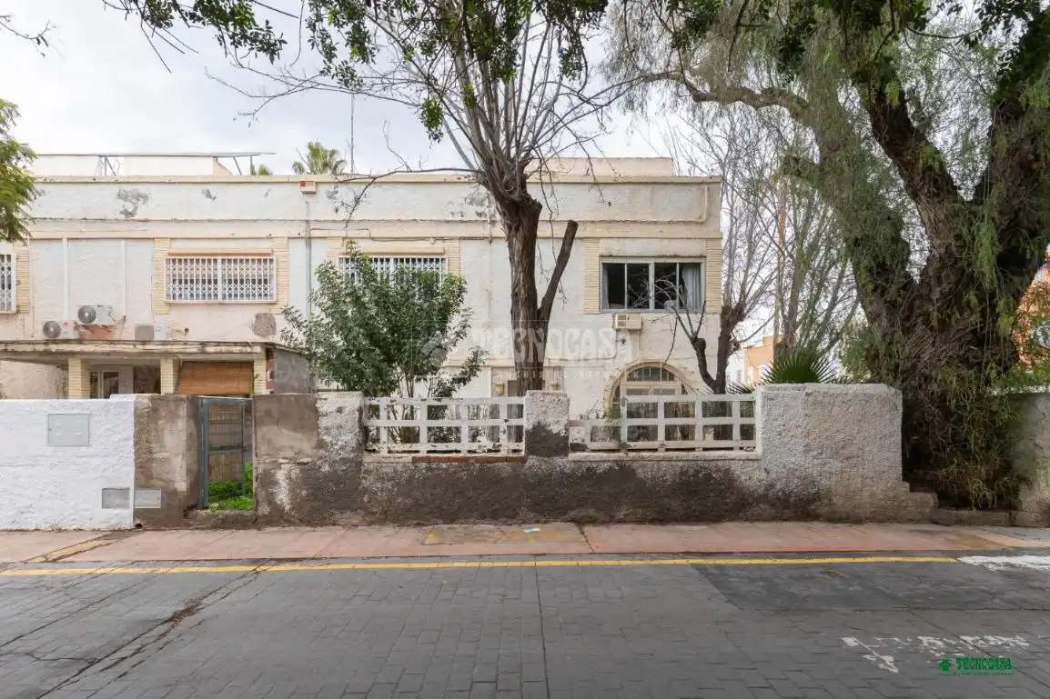 Vista exterior de Casa adosada en venta en Almería con Jardín privado y Terraza