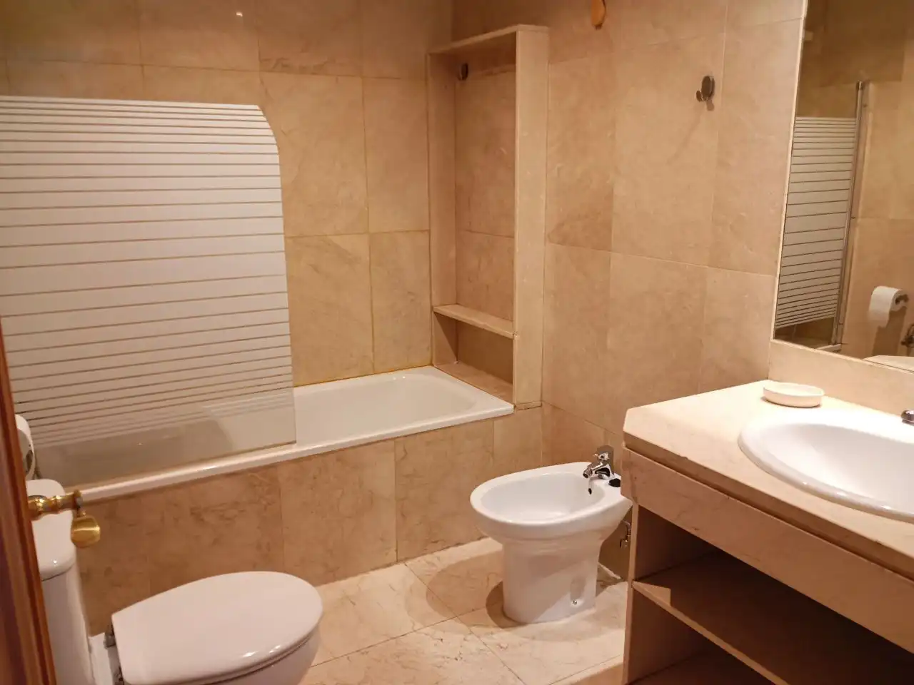 Badezimmer von Dachboden zur Miete in Madrid mit Klimaanlage, Heizung und Parkett