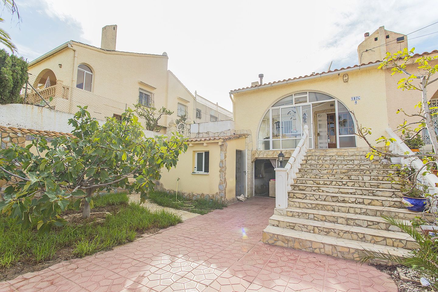 Vista exterior de Casa adosada en venda en Orihuela amb Calefacció, Traster i Piscina