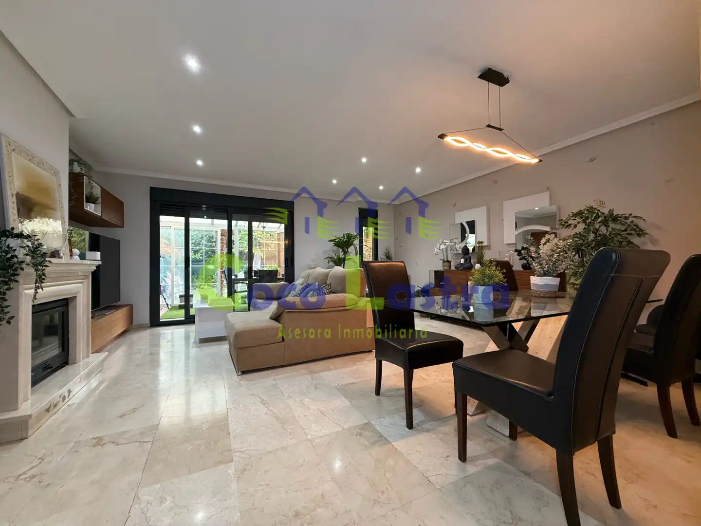 Sala de estar de Casa adosada en venta en Villares de la Reina con Calefacción, Jardín privado y Parquet
