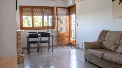 Venta de luminoso piso en Almoradí, zona centro. 3 habitaciones, 2 baños, balcón y chimenea. Tercera planta con ascensor