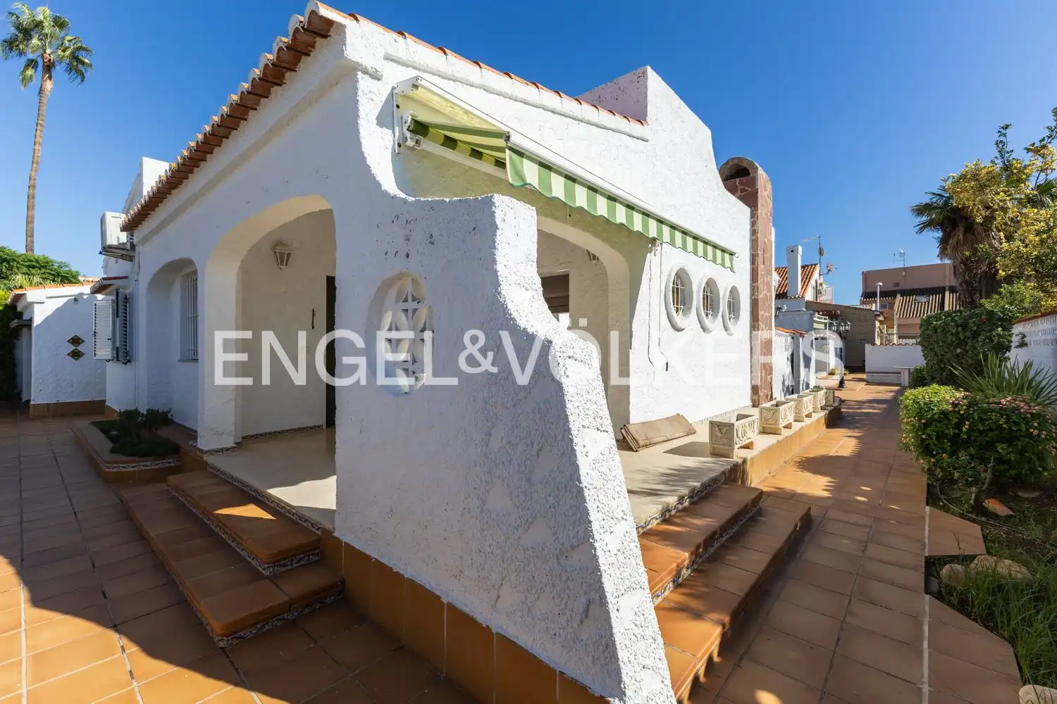 Vista exterior de Casa o xalet en venda en Sagunto / Sagunt amb Aire condicionat, Calefacció i Jardí privat