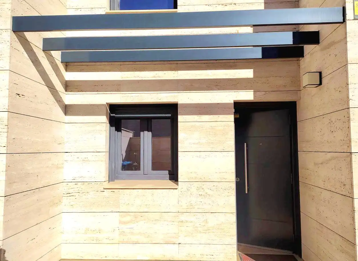 Vista exterior de Casa adosada en venda en Yuncos amb Calefacció, Jardí privat i Terrassa