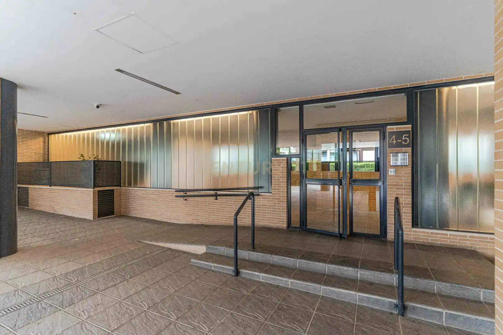 Piso en venta en Granada con Jardín privado, Trastero y Piscina comunitaria